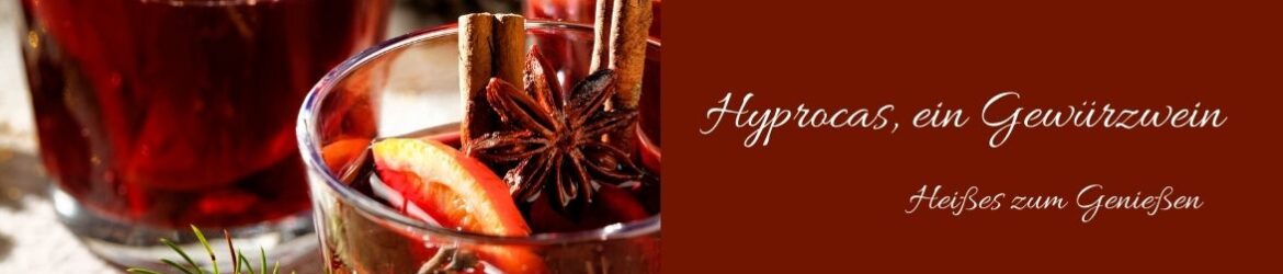 gläser mit rotem gewürwein, garniert mit orangenscheiben, zimtstangen und sternanis mit weihnachtlicher deko