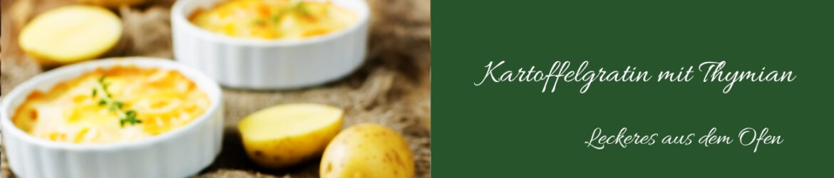 weiße, kleine auflaufformen mit kartoffelgratin, käse und kräutern auf einem holzbrett